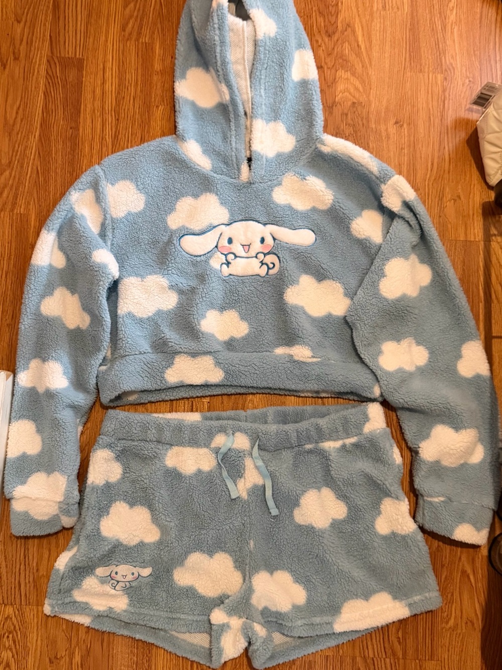 Hot Topic Cinnamoroll Cloud Fuzzy Hoodie & Shorts Set - Loungewear